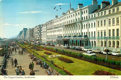 Os Jardins de Tapete, Eastbourne — vista da promenade e dos edifícios — editor LGATE POSTCARDS, n° ET6079