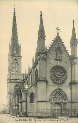 La Délivrande (Calvados) — A Basílica — O Portal