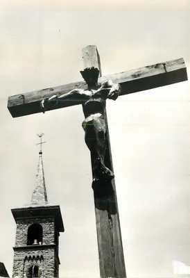Tignes (1810 m.) — O Cristo do acolhimento de Jean Touret — Foto Croizier