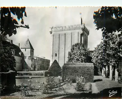 Pons — O Donjon e os Jardins — Edições Charentaises d'Art A. Gilbert