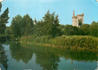 As margens do Yèvre — Castelo do Duque de Berry e Colegiada Nossa Senhora — Edições AS Cœur