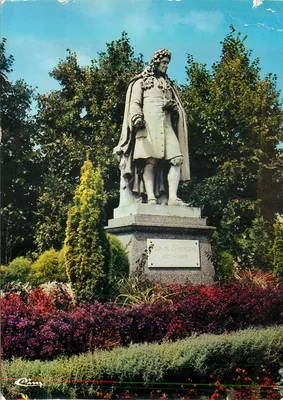 Jean de La Fontaine — estátua em um jardim — editor P. Cing