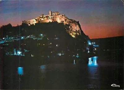 Sisteron (Alpes-de-Haute-Provence) — Vista geral noturna da cidade e da cidadela. Jogos de luz fantásticos — Edições & Impressões Combier, Macon