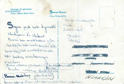 Mardin — vista panorâmica da cidade e do monte com antenas — editor Erçan Kartpostalları — Verso