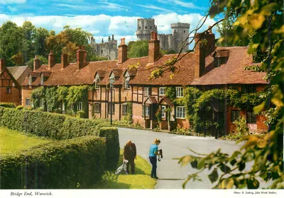 Bridge End, Warwick — vista sobre o Castelo de Warwick — Foto: E. Ludwig, John Hinde Studios
