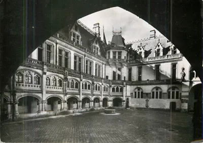Le Château de PIERREFONDS (Oise) — Reconstitution de Viollet-le-Duc, 1858-1870 — Service Commercial Palais Historiques
