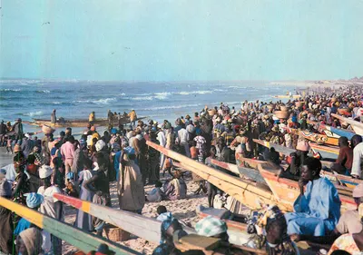 Cinco Horas/Kayar: retorno dos pescadores — Cores da África — HOA-QUI ÉDITIONS n°130