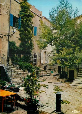 Ramatuelle (Var) — A praça do castelo — Impressor Combier, Mâcon