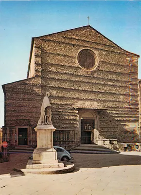 Arezzo - Basílica de São Francisco — fachada em pedra — editor Arezzo