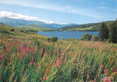 Lago de Géry a alguns quilômetros do Mont Dore — Fotografias de Francis Debaissieux — Edição Beaumont, França