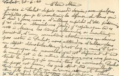 Sarlat-la-Canéda - Plac Wolności — widok z placu z budynkiem z balkonami i kościołem — P.D.S. — Rewers