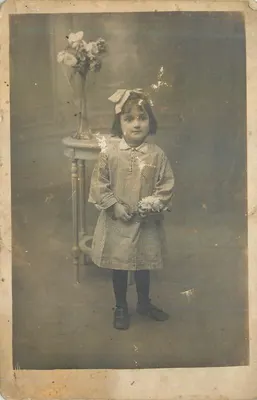 Menina pequena com vestido de quadros — estúdio fotográfico — carta postal