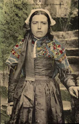 Jovem Menina da Ilha de Ouessant — Coifas Bretãs (Coleção E. Immonot, St. B.) — n° 3328