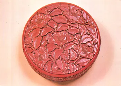Caixa em laca vermelha — decoração de camélia — Victoria and Albert Museum Press