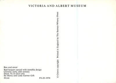 Caixa em laca vermelha — decoração de camélia — Victoria and Albert Museum Press — Verso