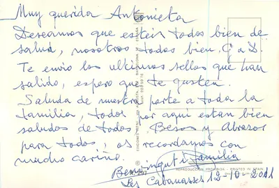 Criança de cabelos loiros sentada em uma mala diante de uma porta — ilustração assinada 'Lisirautio' — Edições Reni, Barcelona — Verso