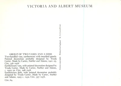 Grupo de dois vasos e um prato — Museu Victoria and Albert — impresso por W. S. Cowell Ltd. — Verso