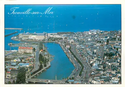 Trouville-sur-Mer — vista aérea do porto e dos cais — Emy