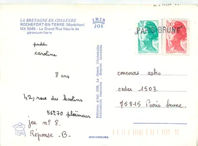 Kolorowa ulica w Rochefort-en-Terre — Kawiarnia La Chouannerie — Wydawnictwo Art JOS — Rewers