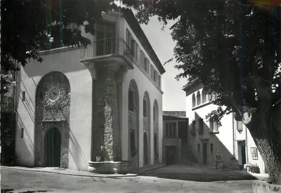 Mougins (A.M.) — Praça da Prefeitura — Foto M. Vandint