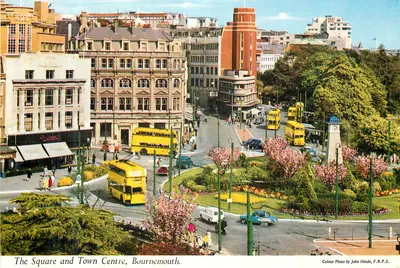 O Square e o Centro da Cidade, Bournemouth — Fotografia colorida por John Hinde, F.R.P.S.