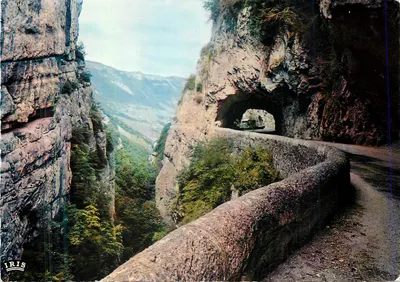 Rota dos Grandes Goulets — passagem por um túnel natural em um cânion — IRIS
