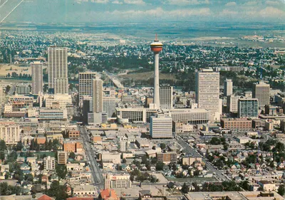Calgary, Alberta — vista aérea da cidade e da torre Calgary Tower — Majestic Post Card
