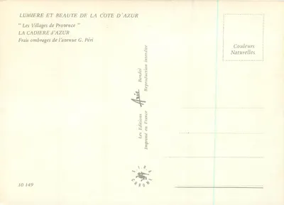 Praça animada em La Cadière-d'Azur — bar central e terraço — Éditions Bandol — Verso