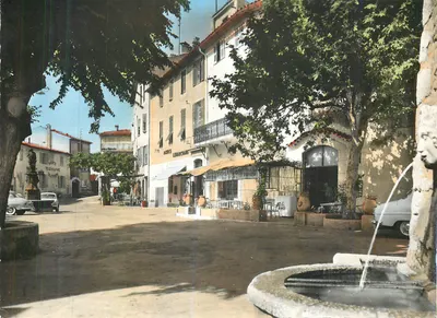 Mougins — Place de la Mairie — Edições « M.N.R. »