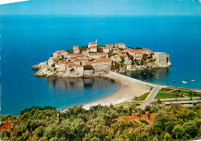 Sveti Stefan — ilha rochosa com vilarejo e praia — editor desconhecido, número de série não visível