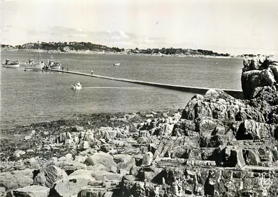 L'Arcouest (C.-du-N.) — O Embarcadère para a ilha de Bréhat no fundo — Editor: Les Tirages Modernes, Paris