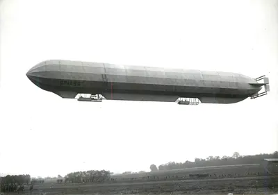 O airship "Spiess" — voo em 1943 — Éditions d'art J. Jaures