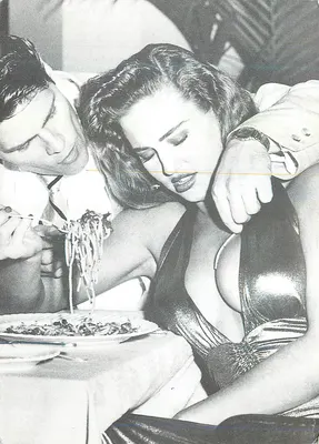 Casal degustando massas — cena íntima — L'ÉPATE. Foto: SIMBA