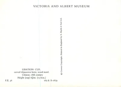 Coup de libation — corneta de rinoceronte esculpida, base de madeira — Victoria and Albert Museum — Verso
