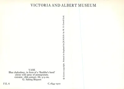 Vaso em calcedônia azul — forma da mão do Buda — Victoria and Albert Museum — Verso