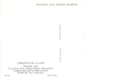 Cresting de uma porta — ferro forjado do século XVIII — Victoria and Albert Museum, M.129 — Verso