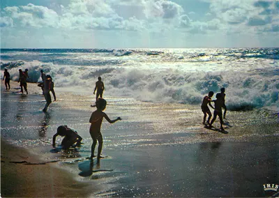 Crianças brincando no mar — IRIS