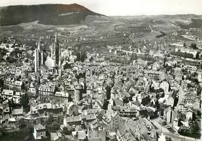 Mende (Lozère) — Vista geral, catedral e torre dos Penitentes — Lapie Service Aérien