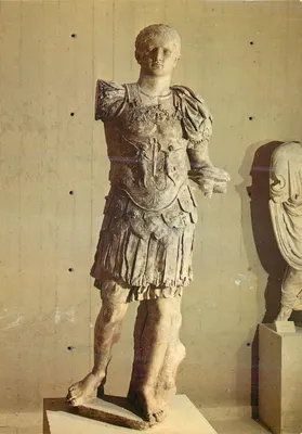 Estátua imperial armadura — Museu de Vaison-la-Romaine — Éditions Moisenay-Le-Petit