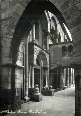 Modena - Duomo - Via Lanfranca — vista da entrada do portal da catedral com dois leões de pedra — editor G. Pini, n°80