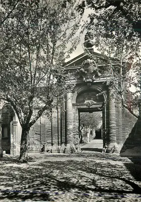 Villeneuve-lès-Avignon — Chartreuse do Vale da Benedictina, Porta dos edifícios conventuais — Serviço Comercial de Monumentos Históricos Alexandre III - Paris