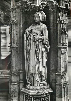 Estátua de um túmulo — igreja de Brou, início do século XVI — Service Commercial Historiques, Paris