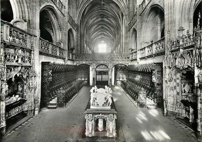 Bourg-en-Bresse (Ain) — Igreja de Brou (início do século XVI) — O Coro, a Nave, o Túmulo