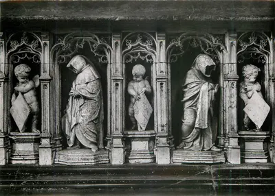 Bourg-en-Bresse (Ain) - Igreja de Brou — Pleurants do túmulo de Marguerite de Bourbon — início do século XVI — Serv. Commercial Monuments Historiques, Av. Alexandre-III, Paris