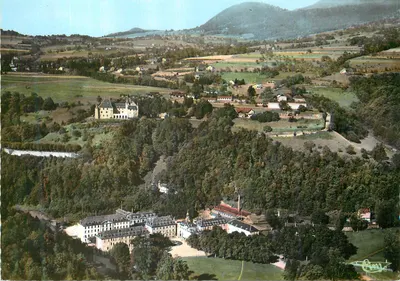 Uriage-les-Bains (38) — Vista panorâmica aérea — Impressor Combier