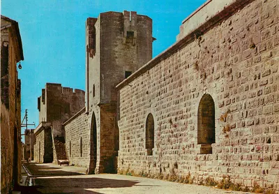 Muralhas e torre da cidade — vista de rua — editor não visível