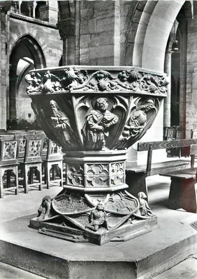Cadeira da catedral — detalhes escultóricos — editor e número de série ilegíveis