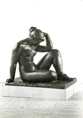 Escultura de mulher sentada — bronze — editor não visível