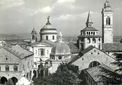 Vista da catedral e do campanário de Lodi — editor desconhecido, número de série ilegível
