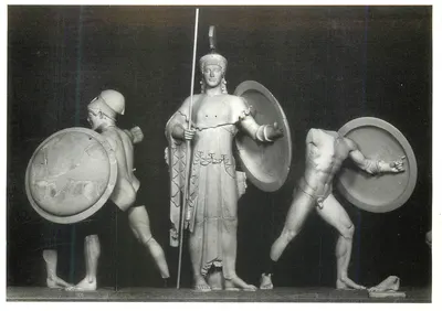 Estátuas de guerreiros e de uma deusa — museu — editor e número de série ilegíveis